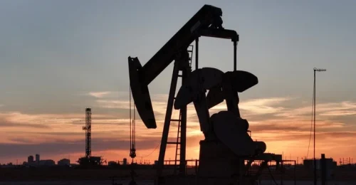 Brent prekročil 107 dolárov uprostred napätia medzi Húsíovcami a Saudskou Arábiou - REUTERS