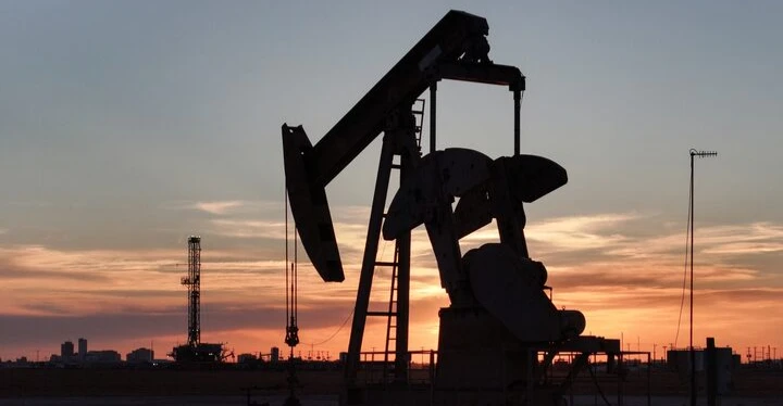 Brent prekročil 107 dolárov uprostred napätia medzi Húsíovcami a Saudskou Arábiou - REUTERS
