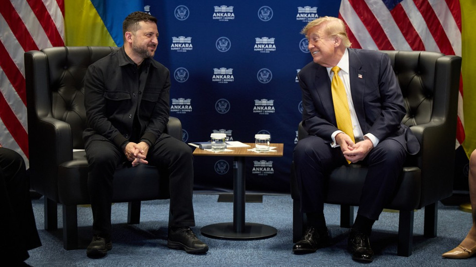 Trump povedal Zelenskému, aby sa stretol s Putinom v Moskve – Bloomberg