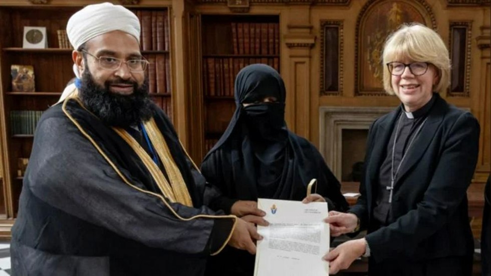 Predstaviteľka Anglikánskej cirkvi odovzdala a odobrala duchovnému spájaného s pakistanským gangom medzináboženské ocenenie – Telegraph Predstaviteľka Anglikánskej cirkvi odovzdala a odobrala duchovnému spájaného s pakistanským gangom medzináboženské ocenenie – Telegraph