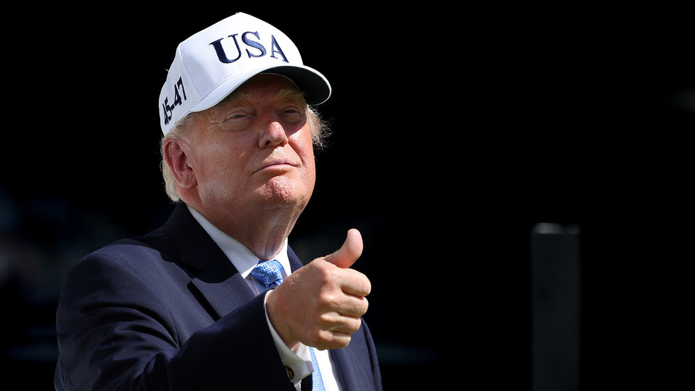 Trump naznačuje „ďalšie rokovania“, no zvažuje útoky na Irán.