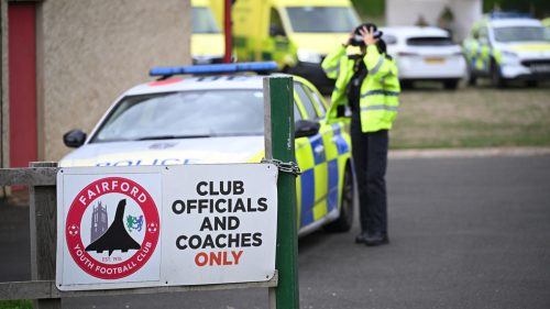 Britská polícia zadržala piatich mužov v súvislosti s bombovým poplachom pred americkou leteckou základňou.