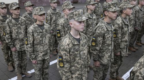 Ukrajina cvičí vojenské siroty, aby „nahradili padlých otcov“ – WaPo