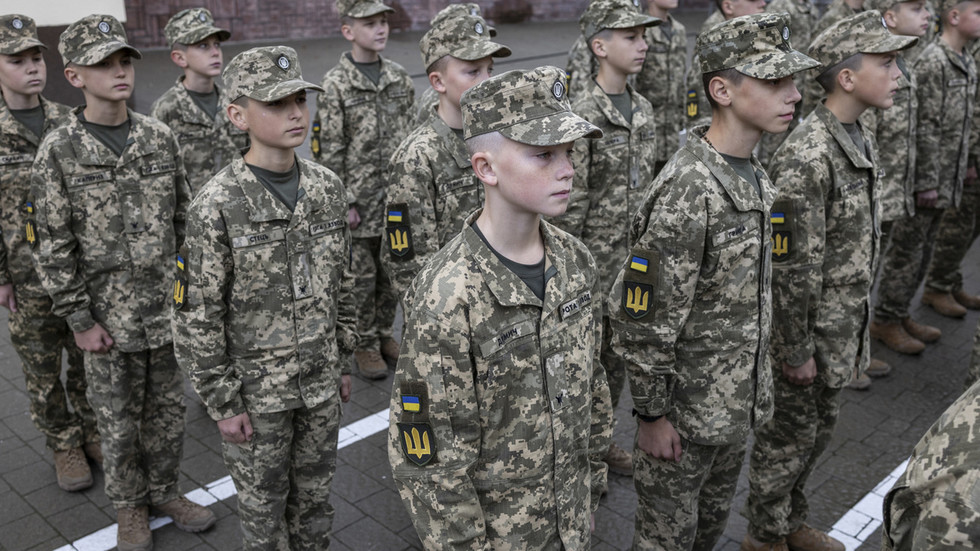 Ukrajina cvičí vojenské siroty, aby „nahradili padlých otcov“ – WaPo Ukrajina cvičí vojenské siroty, aby „nahradili padlých otcov“ – WaPo