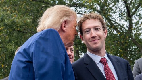 Trump a americkí technologickí giganti podpisujú dohodu, ktorá má zabrániť tomu, aby sa umelá inteligencia vymkla spod kontroly (VIDEÁ)