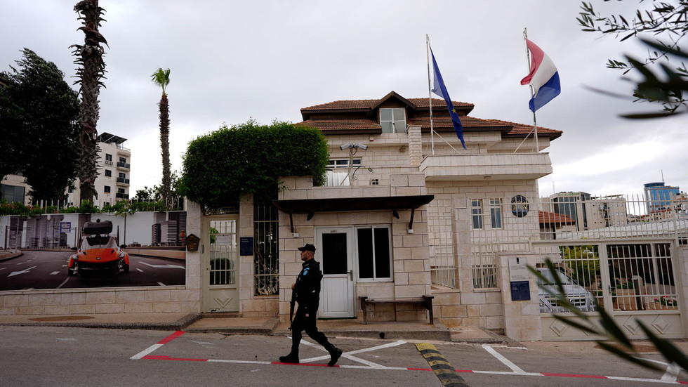 Krajina EÚ reaguje na to, že Izrael odobral poverenia diplomatovi pôsobiacemu na Západnom brehu. Krajina EÚ reaguje na to, že Izrael odobral poverenia diplomatovi pôsobiacemu na Západnom brehu.