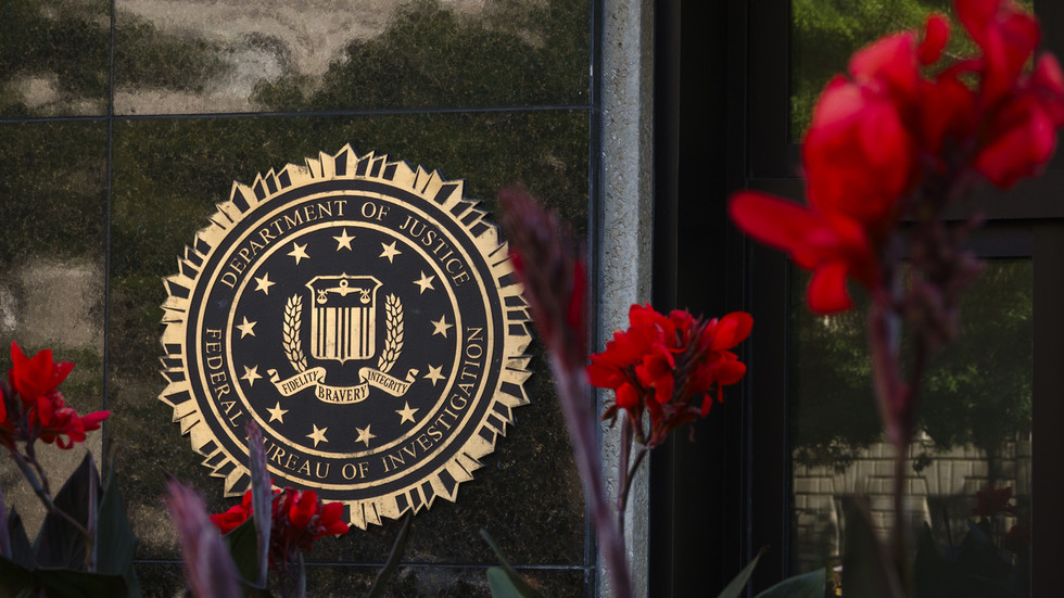 „Napravený hacker“ zadržaný pre väzby na skupinu stojacu za prienikom do systémov FBI „Napravený hacker“ zadržaný pre väzby na skupinu stojacu za prienikom do systémov FBI
