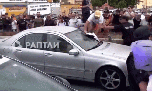 VIDEO: Protestujúci rozbili auto politika počas nepokojov migrantov v Ceute
