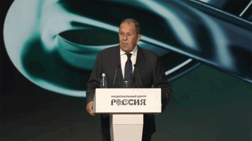 Západ učí vlastnú verejnosť hltať klamstvá – Lavrov