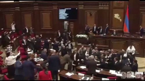 V arménskom parlamente vypukla hromadná bitka (VIDEO)