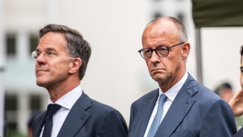 Na odovzdávaní Ceny mieru vypískali „vrahov“ Rutteho a Merza