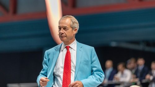 Britský muž obvinený z plánovania teroristického útoku na Faragea