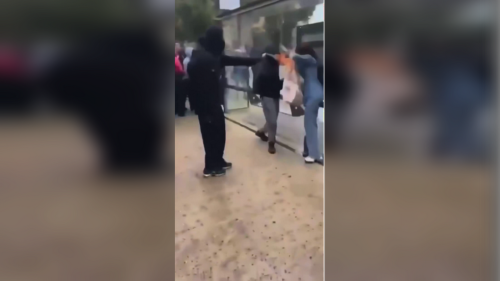 Vo Francúzsku zatkli tínedžera za útok plameňometom počas študentských nepokojov (VIDEO)