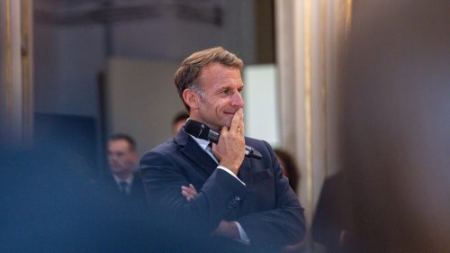 Macron narieka nad tým, ako sa EÚ rúti k zemi, hoci je jedným z pilotov toho lietadla.