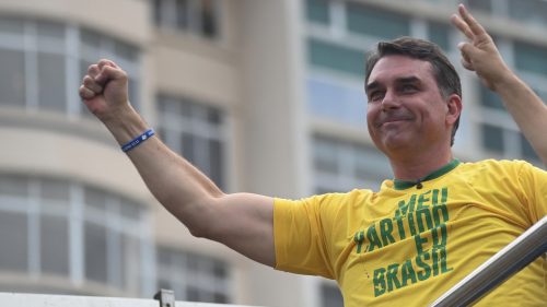 Flavio Bolsonaro vedie pred Lulom, keďže brazílske voľby smerujú do druhého kola.