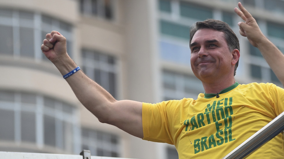 Flavio Bolsonaro vedie pred Lulom, keďže brazílske voľby smerujú do druhého kola.