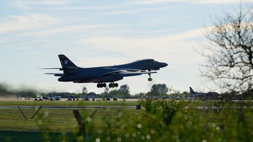 Za evakuáciou amerického bombardéra stojí „teroristické sprisahanie napojené na Irán“ – NYT