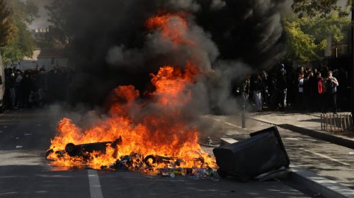 Násilné študentské protesty sa rozšírili z Francúzska do Belgicka (VIDEÁ)