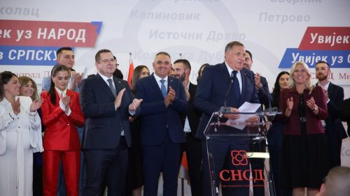 Srbský líder vzdorujúci Západu oslavuje víťazstvo vo voľbách v Bosne a Hercegovine.