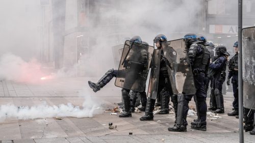 Francúzskemu tínedžerovi odtrhla ruku policajná granátová munícia.