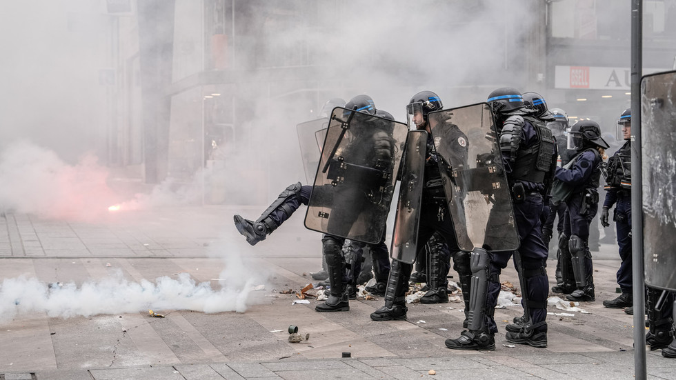 Francúzskemu tínedžerovi odtrhla ruku policajná granátová munícia. Francúzskemu tínedžerovi odtrhla ruku policajná granátová munícia.