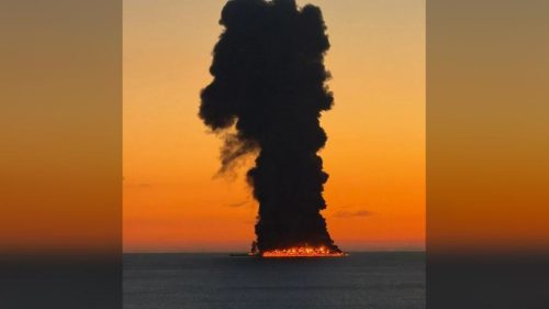 Ropný tanker v plameňoch po útoku námorného dronu pri ruskom pobreží Čierneho mora