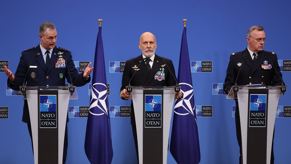 Najvyšší generáli NATO sa stretávajú v Kyjeve. Najvyšší generáli NATO sa stretávajú v Kyjeve.