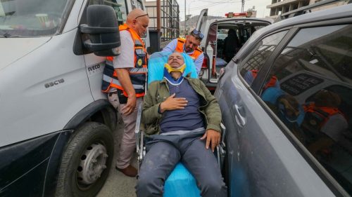 Ozbrojení izraelskí osadníci zbili a okradli fotografa agentúry AFP – médiá