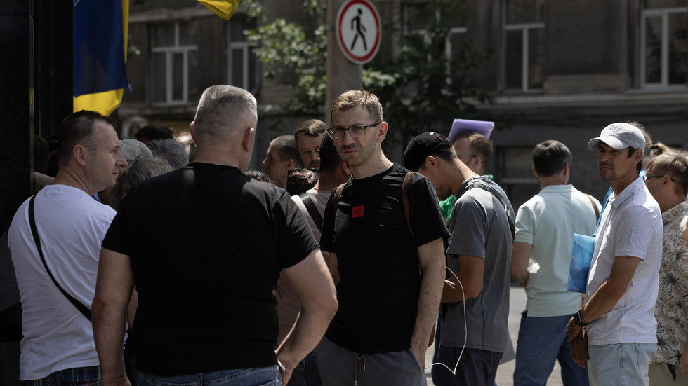 Krajina EÚ sprísňuje pravidlá pre ukrajinských mužov v brannom veku. Krajina EÚ sprísňuje pravidlá pre ukrajinských mužov v brannom veku.