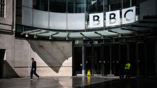 BBC platí bielym zamestnancom menej než príslušníkom etnických menšín – správa