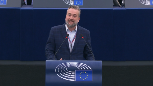 Europoslanec ostro kritizuje „Euro-Gestapo“ za poučovanie Ruska o demokracii (VIDEO)