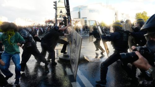 SLEDUJTE: Protesty francúzskych študentov prerástli do chaosu