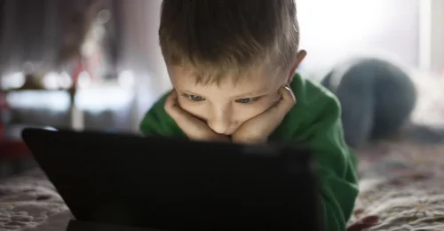 Krátke videá vyvolávajú obavy o schopnosť detí sústrediť sa.