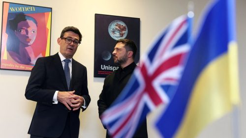 Britský premiér utešuje Zelenského po tom, čo Trump vyzval na jeho odvolanie.
