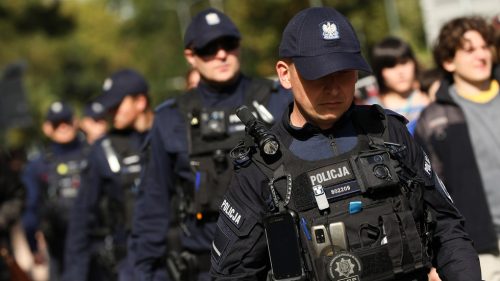 Poľsko nasadzuje 24 000 policajtov po smrteľných útokoch v školách.