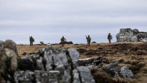 Britské jednotky nacvičujú „znovudobytie“ Falklandov – Times