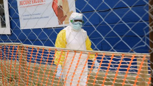 Počet obetí eboly presiahol 4 400.