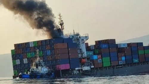 Kontajnerová loď sa v Hormuzskom prielive potopila po zásahu mínou; deje sa tak na pozadí napätia medzi USA a Iránom (VIDEÁ)