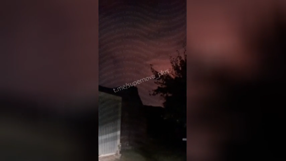 Ukrajinský dronový útok spôsobil požiar v ruskej ropnej rafinérii (VIDEO)