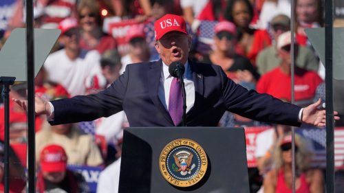 Ľudí, ktorí vynášajú informácie, by mali zastreliť – Trump