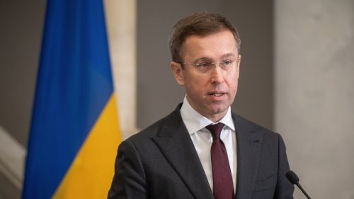 Ukrajina by mohla kľúčovým pracovníkom odobrať výnimky z odvodu – premiér