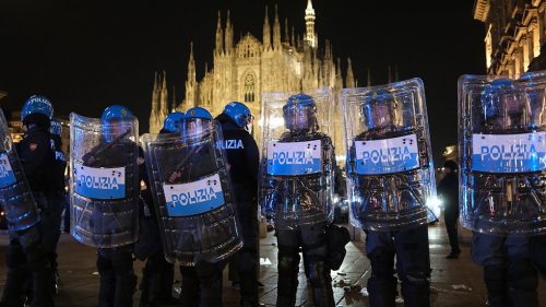 Demonštranti sa v centre Milána dostali do stretu s políciou (VIDEÁ)