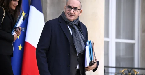 Macron odmieta demisiu ministra vnútra v čase celoštátnych protestov