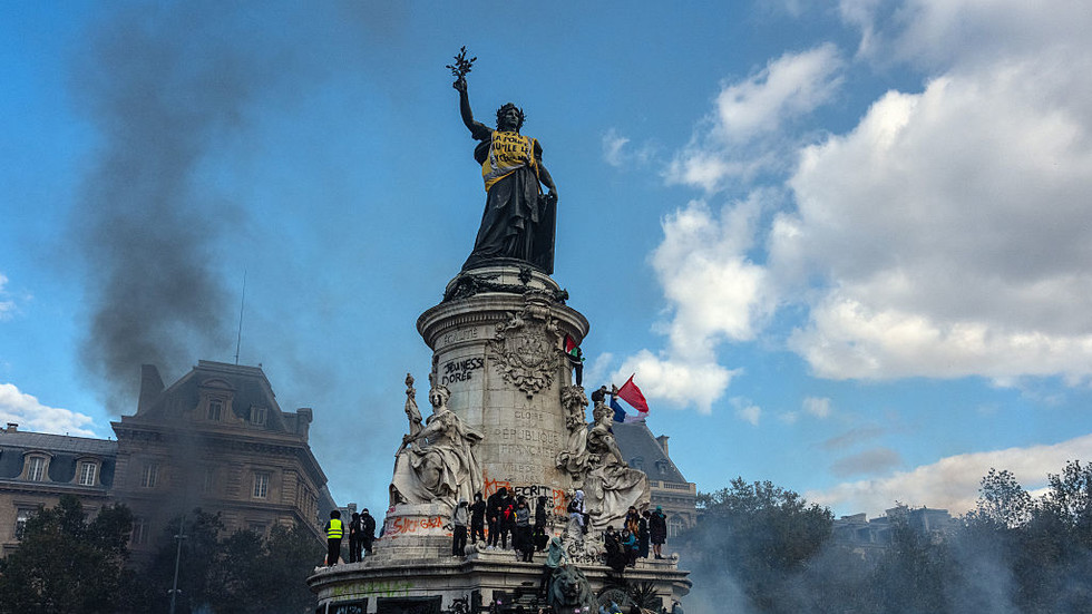 Francúzsko zavádza zákazy vychádzania, zatiaľ čo nepokoje naberajú na intenzite Francúzsko zavádza zákazy vychádzania, zatiaľ čo nepokoje naberajú na intenzite
