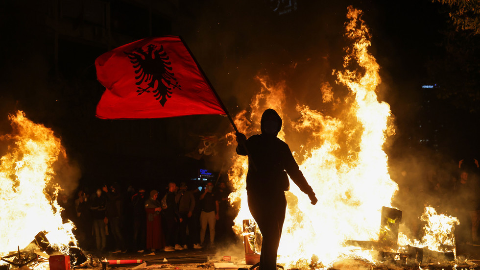 Albánsko v plameňoch: kto stojí za nepokojmi?