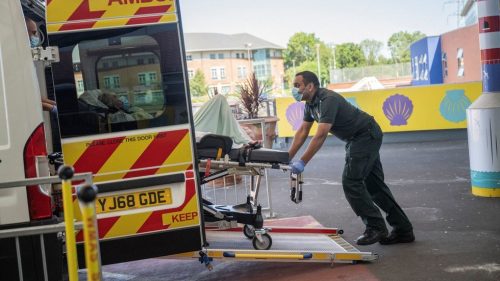 Britská vláda počas pandémie covidu-19 obetovala starších ľudí – zistilo vyšetrovanie