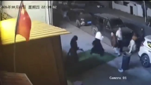 Čínu zasiahlo silné zemetrasenie, zrútili sa stovky domov (VIDEÁ)