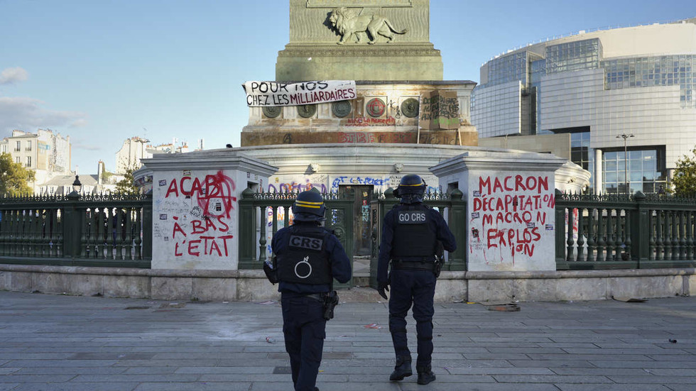 Macron zakazuje protesty