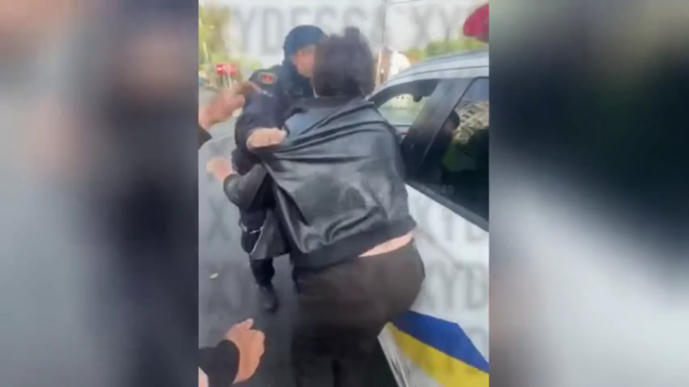 Ukrajinská polícia pri škrtení pripravila ženu o vedomie Ukrajinská polícia pri škrtení pripravila ženu o vedomie