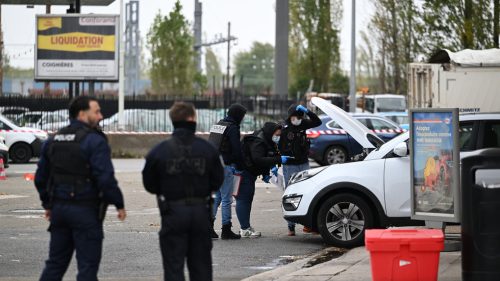 Macron označil streľbu na parížskom predmestí za prvý „rasistický teroristický útok“ vo Francúzsku